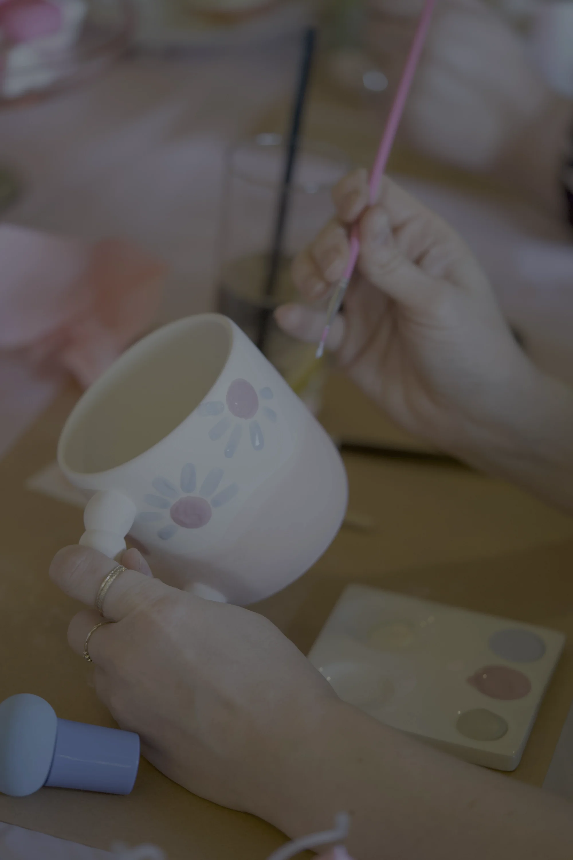 Beschilderde mok met bloemen