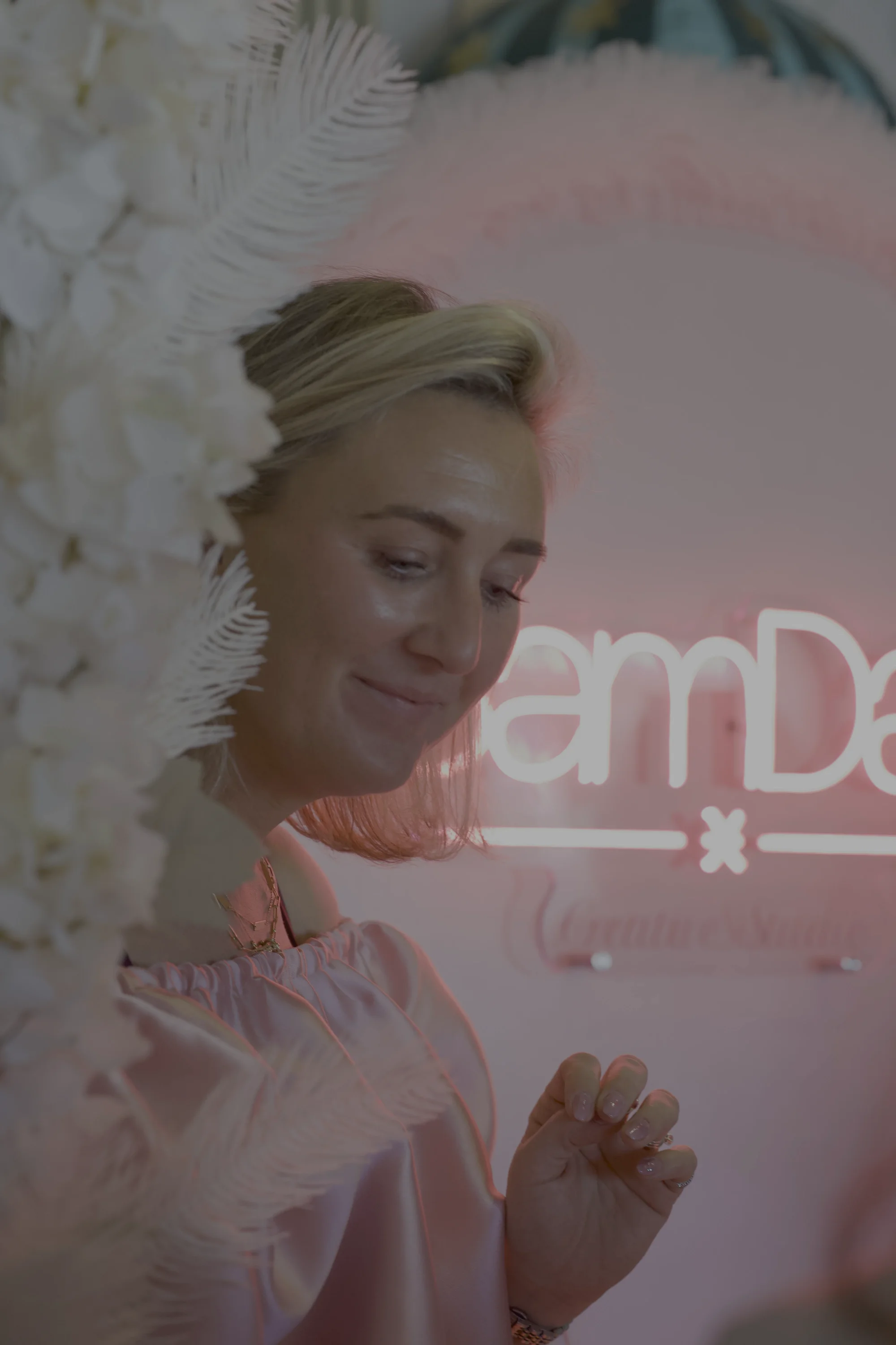 Sadé bij neon backdrop